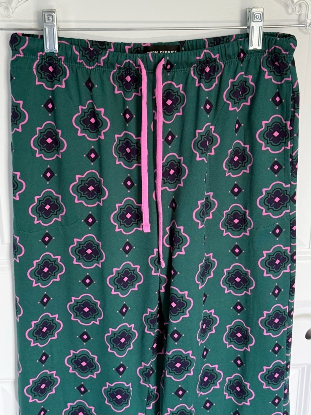 Room Service Green Pink Printed Pajama Set Women’s Small
- 54672 - Picture 10 of 16